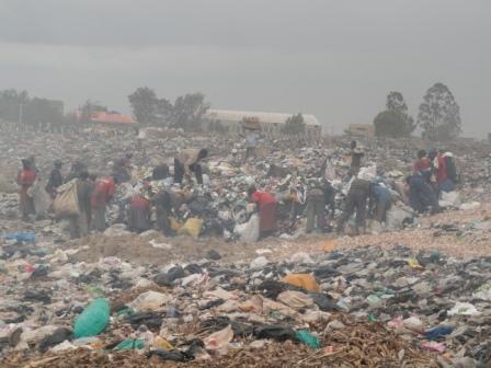 Slum dwellers scavenging at Dandora dumpsite © Ayiera Initiative
